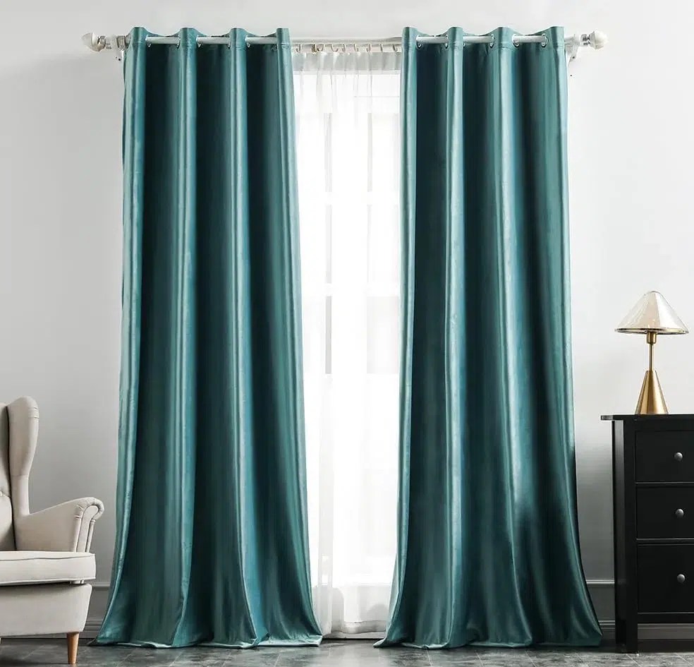 Plain Velvet Curtain (2 Curtain Sett)